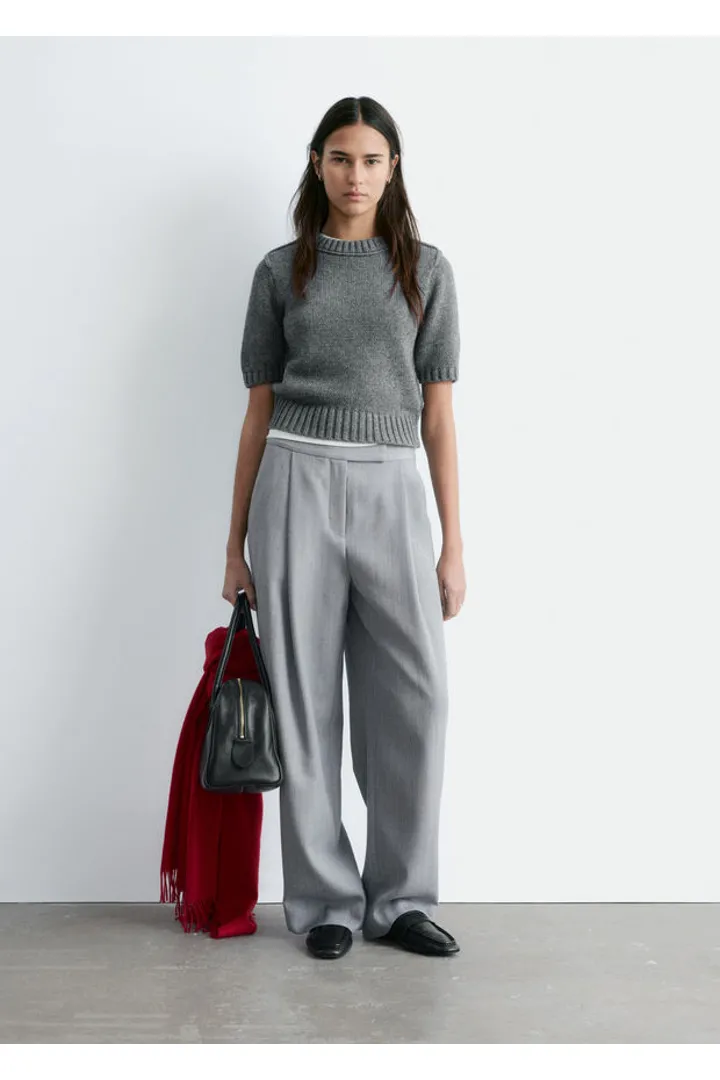 앤아더스토리즈 울 블렌드 테일러드 트라우저의 그레이컬러 ECOMLook입니다.