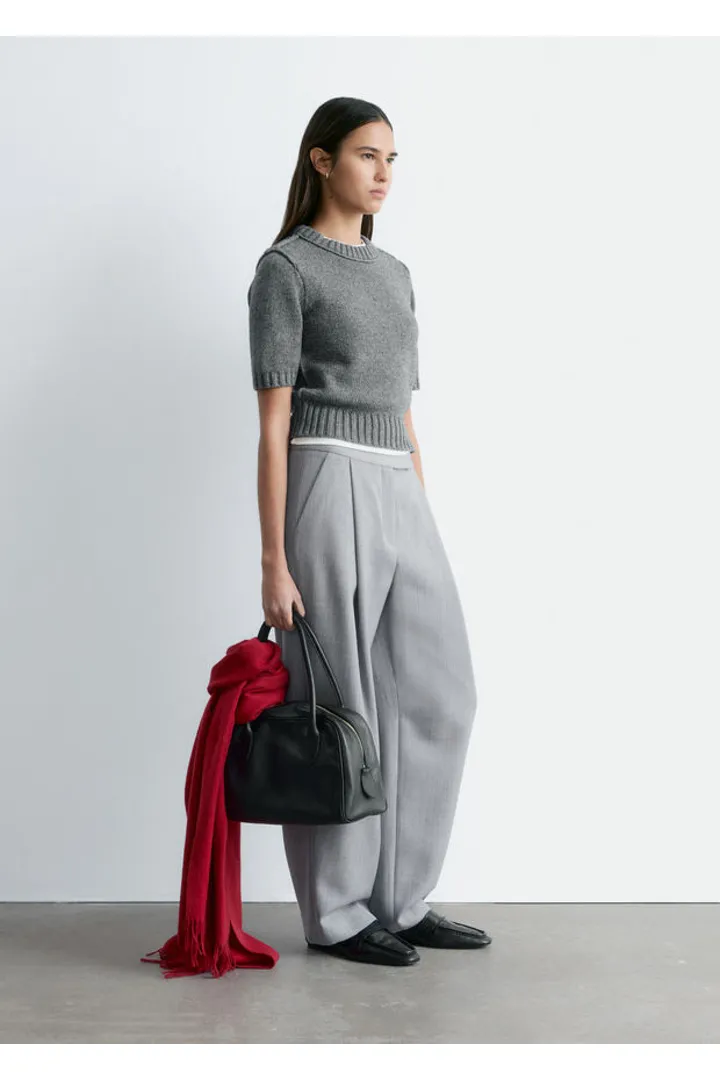 앤아더스토리즈 울 블렌드 테일러드 트라우저의 그레이컬러 ECOMLook입니다.