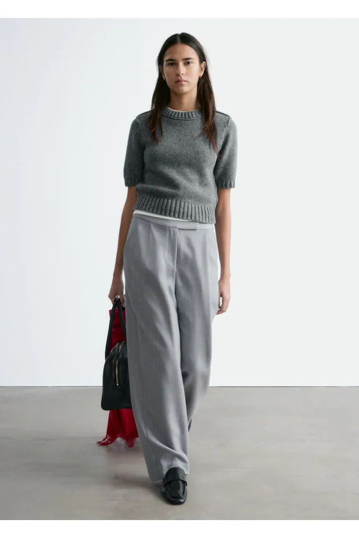 앤아더스토리즈 울 블렌드 테일러드 트라우저의 그레이컬러 ECOMLook입니다.