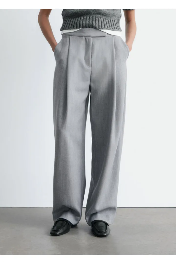 앤아더스토리즈 울 블렌드 테일러드 트라우저의 그레이컬러 ECOMLook입니다.