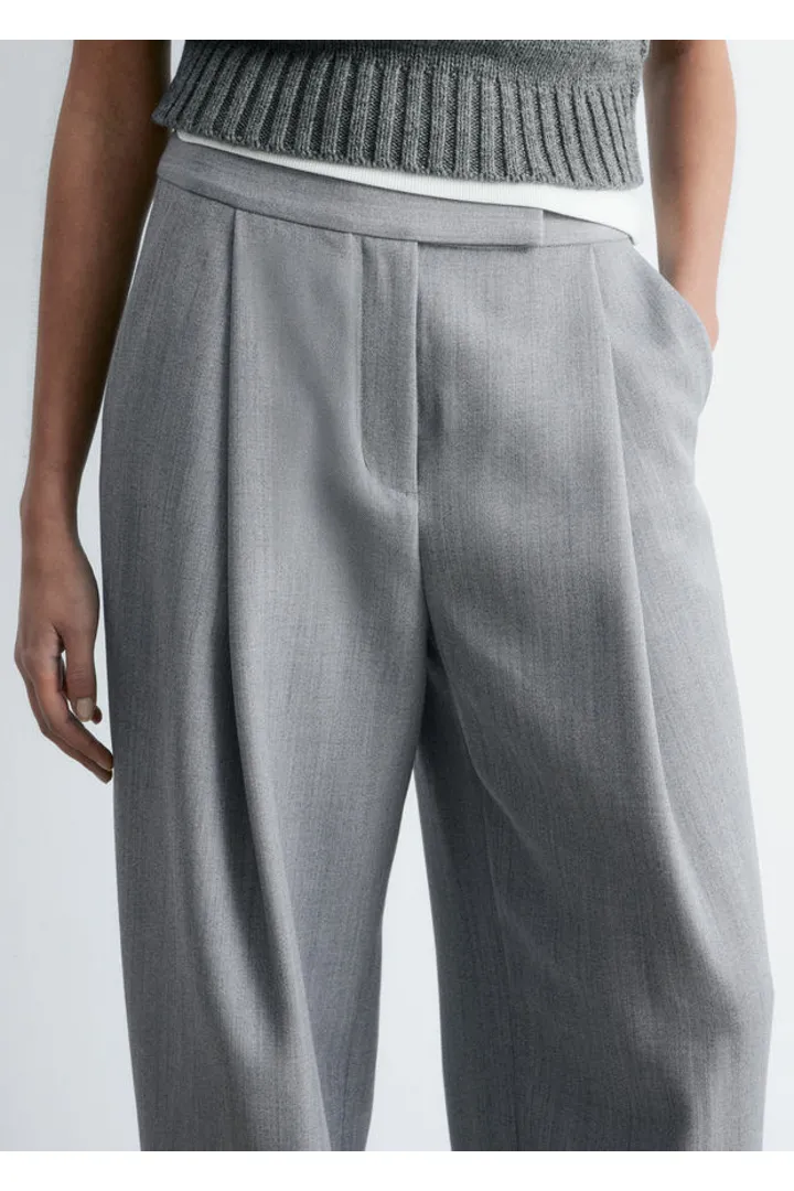 앤아더스토리즈 울 블렌드 테일러드 트라우저의 그레이컬러 ECOMLook입니다.