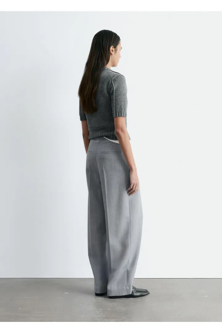 앤아더스토리즈 울 블렌드 테일러드 트라우저의 그레이컬러 ECOMLook입니다.