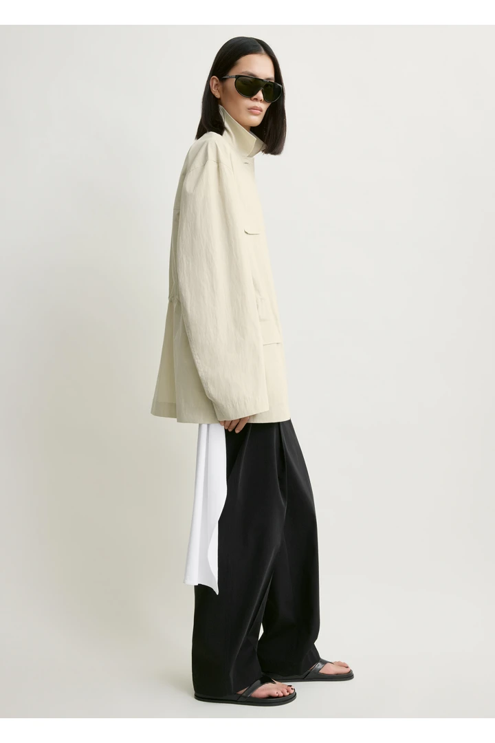TOTEME 칼라드 드로스트링 재킷 오이스터의 오이스터컬러 1번쨰 이미지입니다.