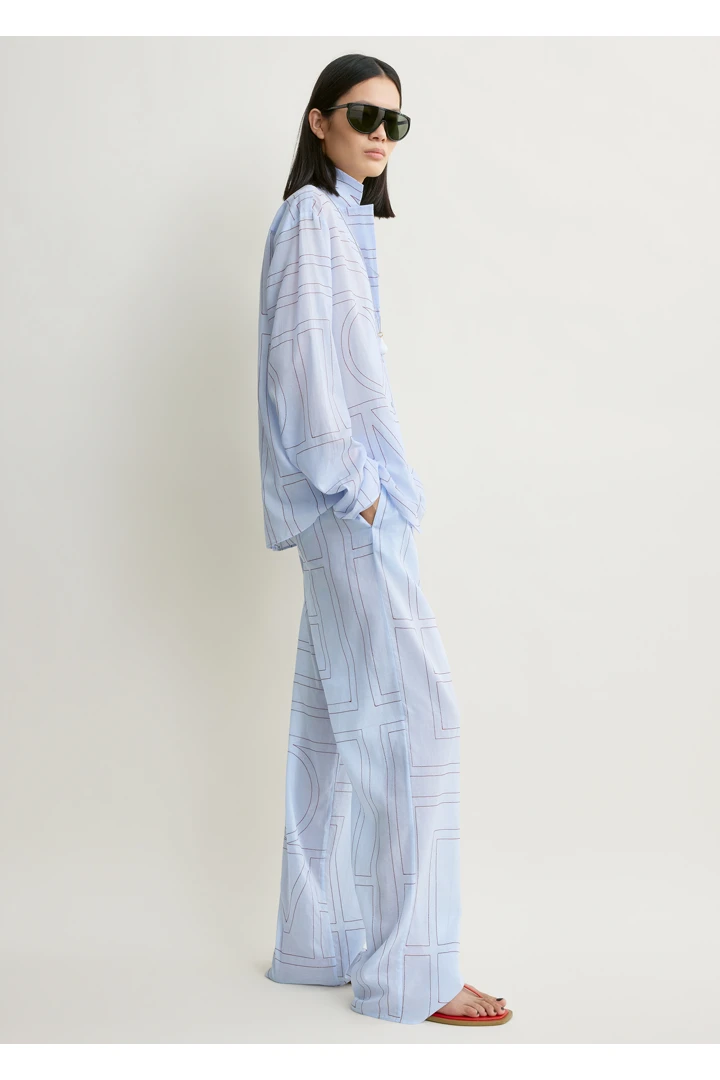 TOTEME 모노그램 코튼 블렌드 파자마 탑 스카이의 스카이컬러 1번쨰 이미지입니다.