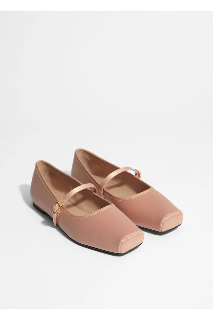 앤아더스토리즈 스퀘어 토 발레 플랫의 더스티 핑크컬러 Product입니다.