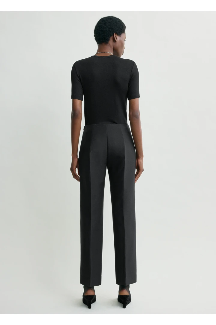 TOTEME 슬림 이브닝 트라우저 블랙의 블랙컬러 2번쨰 이미지입니다.