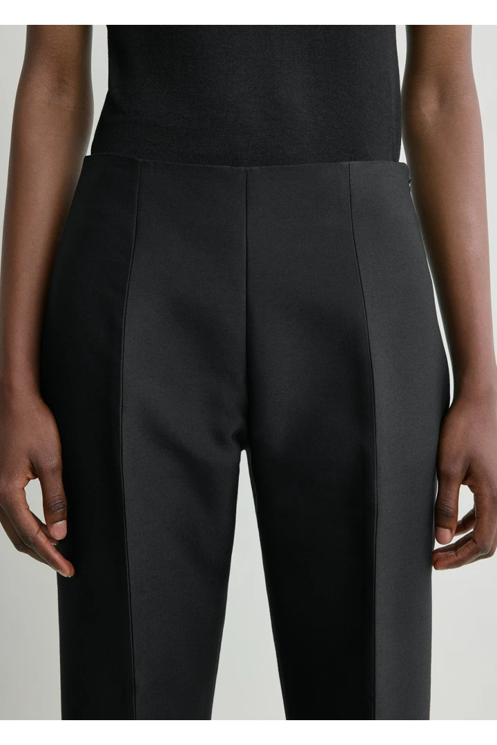 TOTEME 슬림 이브닝 트라우저 블랙의 블랙컬러 3번쨰 이미지입니다.