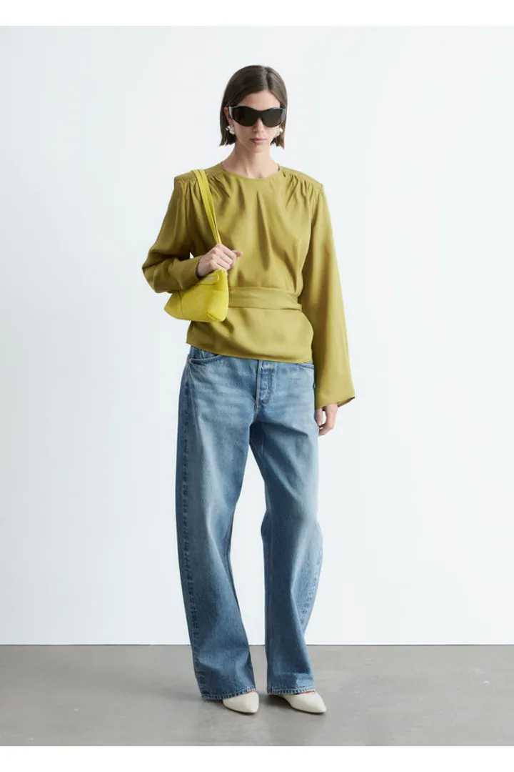 앤아더스토리즈 개더드 타이 벨트 블라우스의 올리브 그린컬러 ECOMLook입니다.