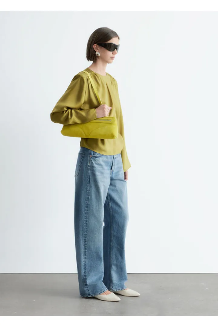 앤아더스토리즈 개더드 타이 벨트 블라우스의 올리브 그린컬러 ECOMLook입니다.