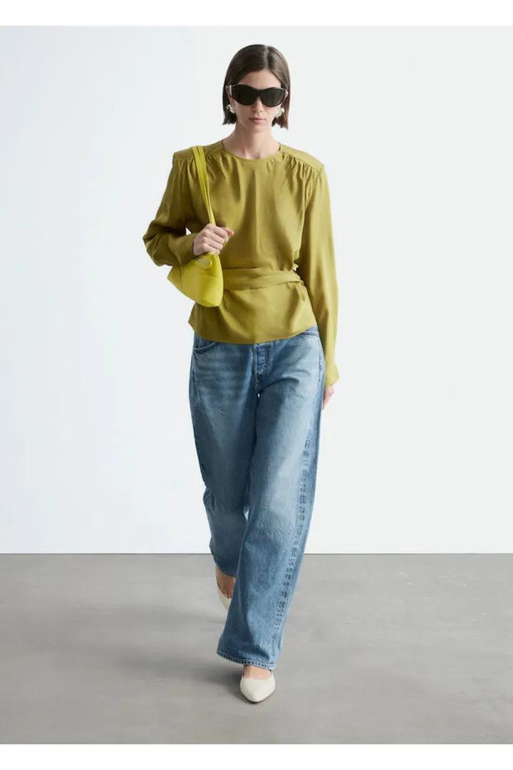 앤아더스토리즈 개더드 타이 벨트 블라우스의 올리브 그린컬러 ECOMLook입니다.