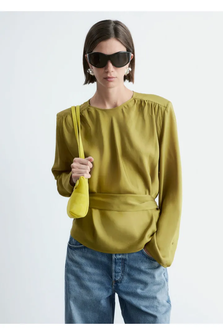 앤아더스토리즈 개더드 타이 벨트 블라우스의 올리브 그린컬러 ECOMLook입니다.