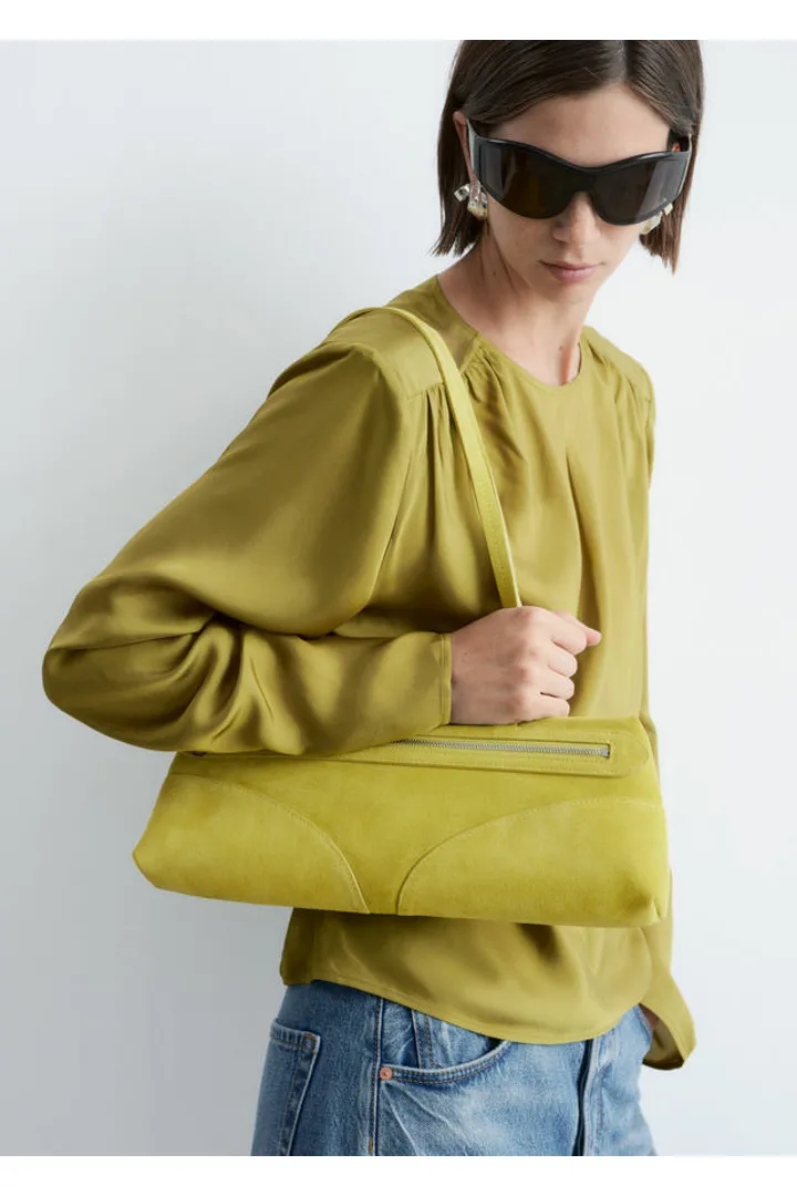 앤아더스토리즈 개더드 타이 벨트 블라우스의 올리브 그린컬러 ECOMLook입니다.