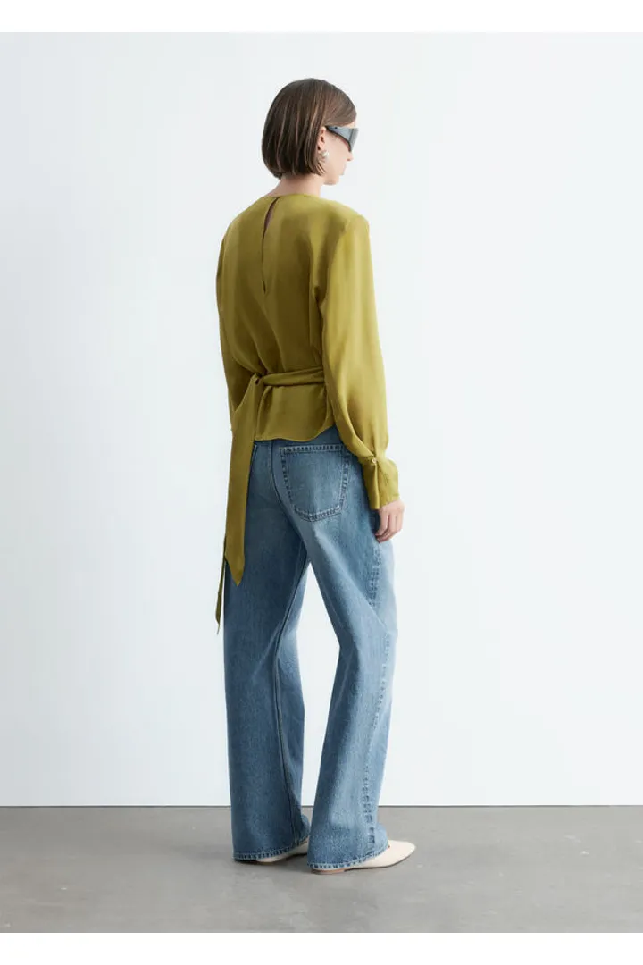 앤아더스토리즈 개더드 타이 벨트 블라우스의 올리브 그린컬러 ECOMLook입니다.