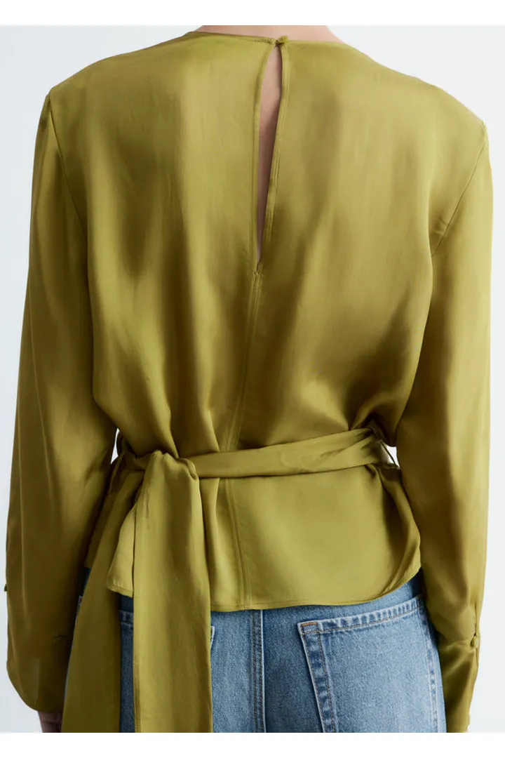 앤아더스토리즈 개더드 타이 벨트 블라우스의 올리브 그린컬러 ECOMLook입니다.