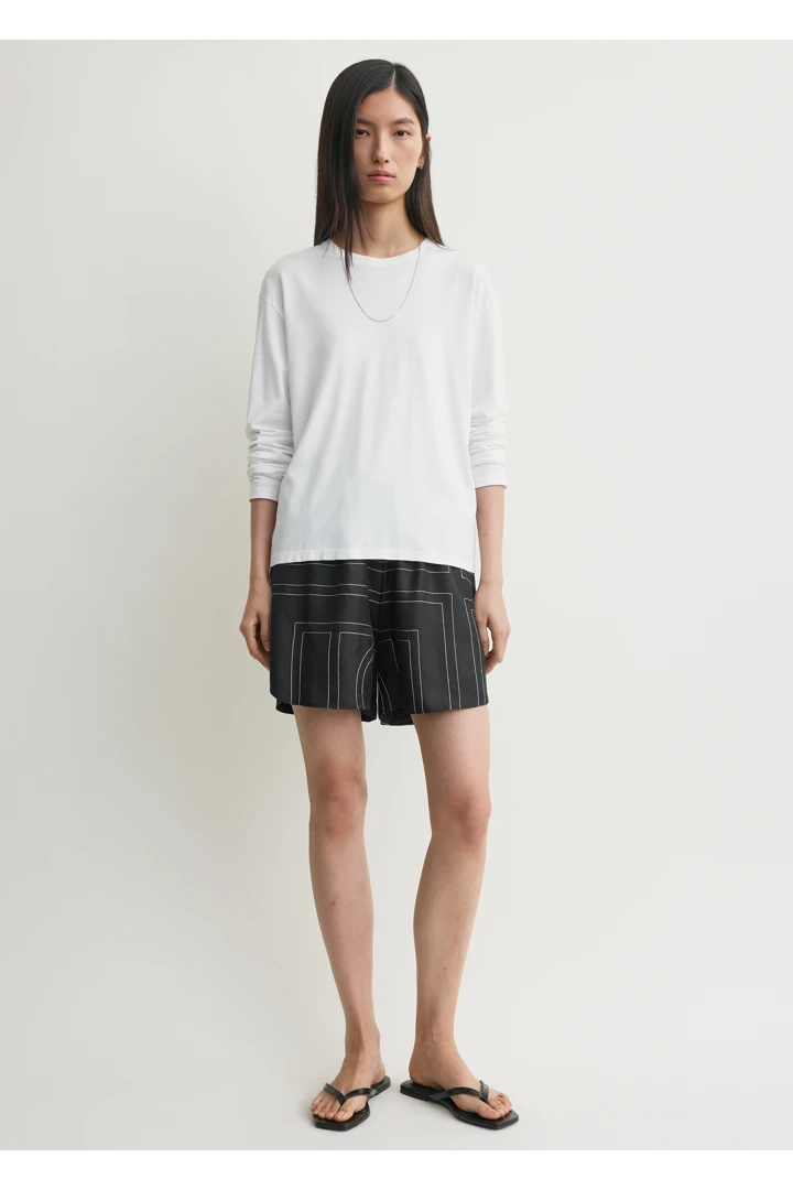 TOTEME 모노그램 실크 PJ 쇼츠 블랙의 블랙컬러 0번쨰 이미지입니다.