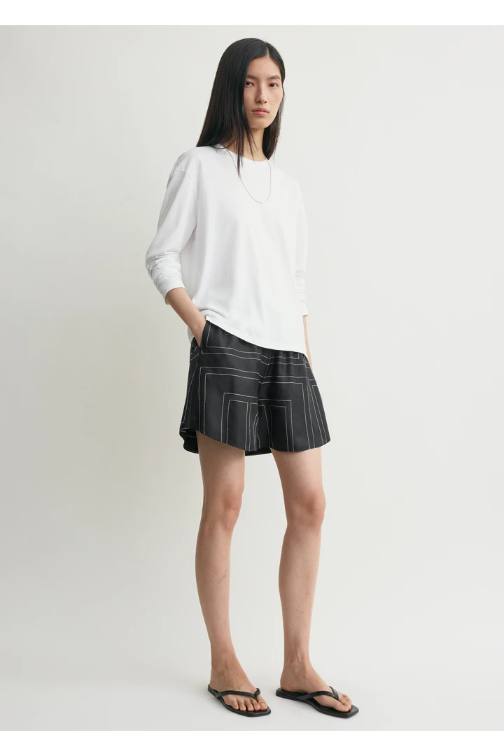 TOTEME 모노그램 실크 PJ 쇼츠 블랙의 블랙컬러 1번쨰 이미지입니다.