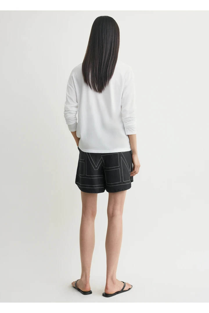 TOTEME 모노그램 실크 PJ 쇼츠 블랙의 블랙컬러 2번쨰 이미지입니다.