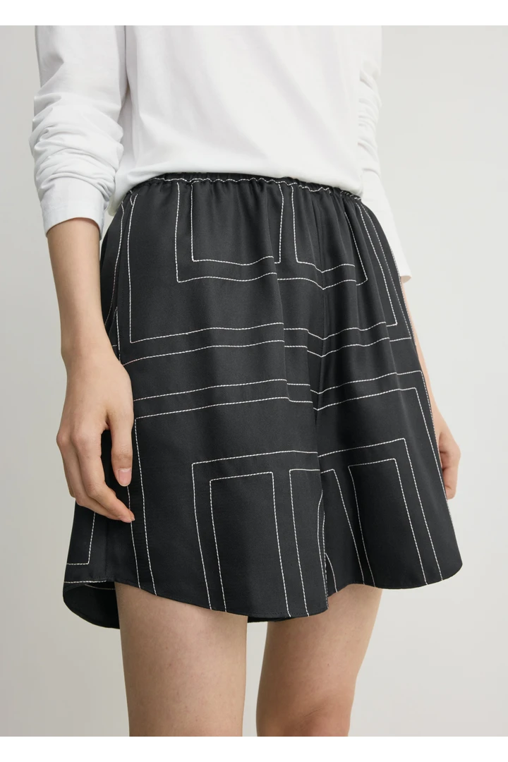 TOTEME 모노그램 실크 PJ 쇼츠 블랙의 블랙컬러 3번쨰 이미지입니다.