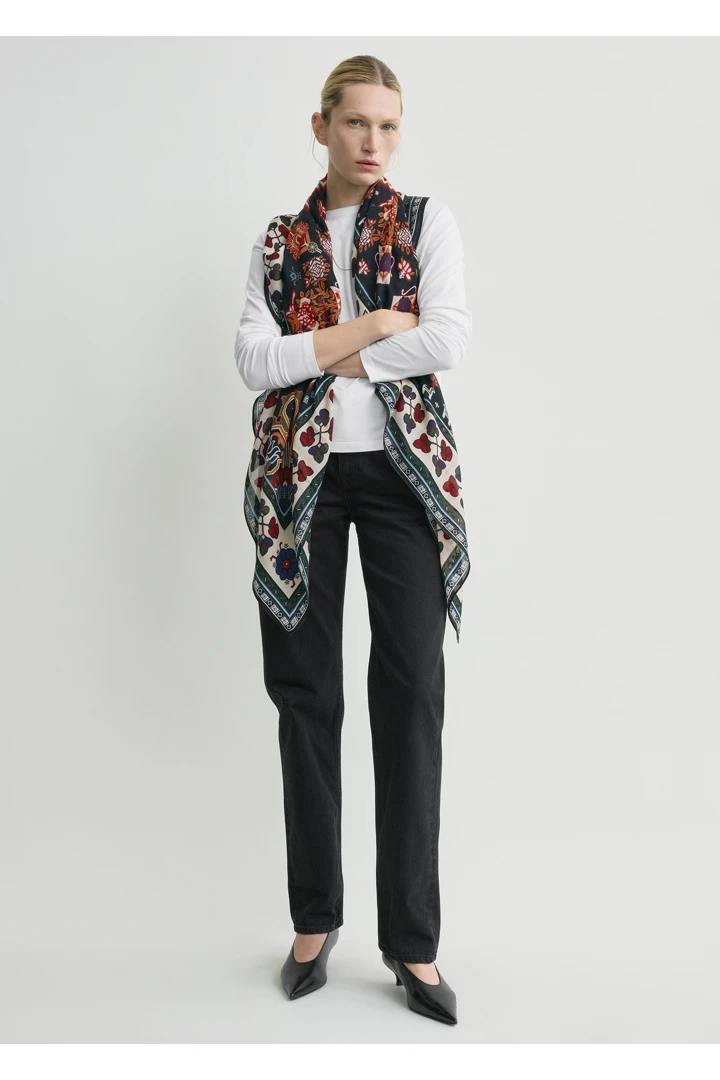 TOTEME 윈터 블랭킷 스카프 네이비/레드의 네이비/레드컬러 1번쨰 이미지입니다.