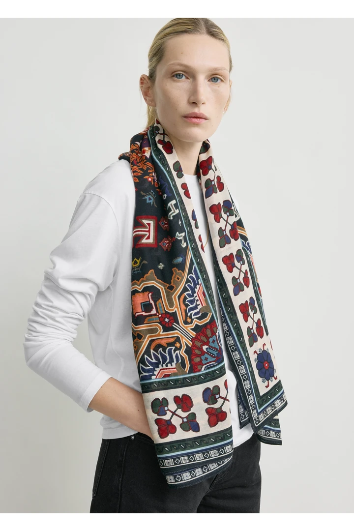 TOTEME 윈터 블랭킷 스카프 네이비/레드의 네이비/레드컬러 3번쨰 이미지입니다.