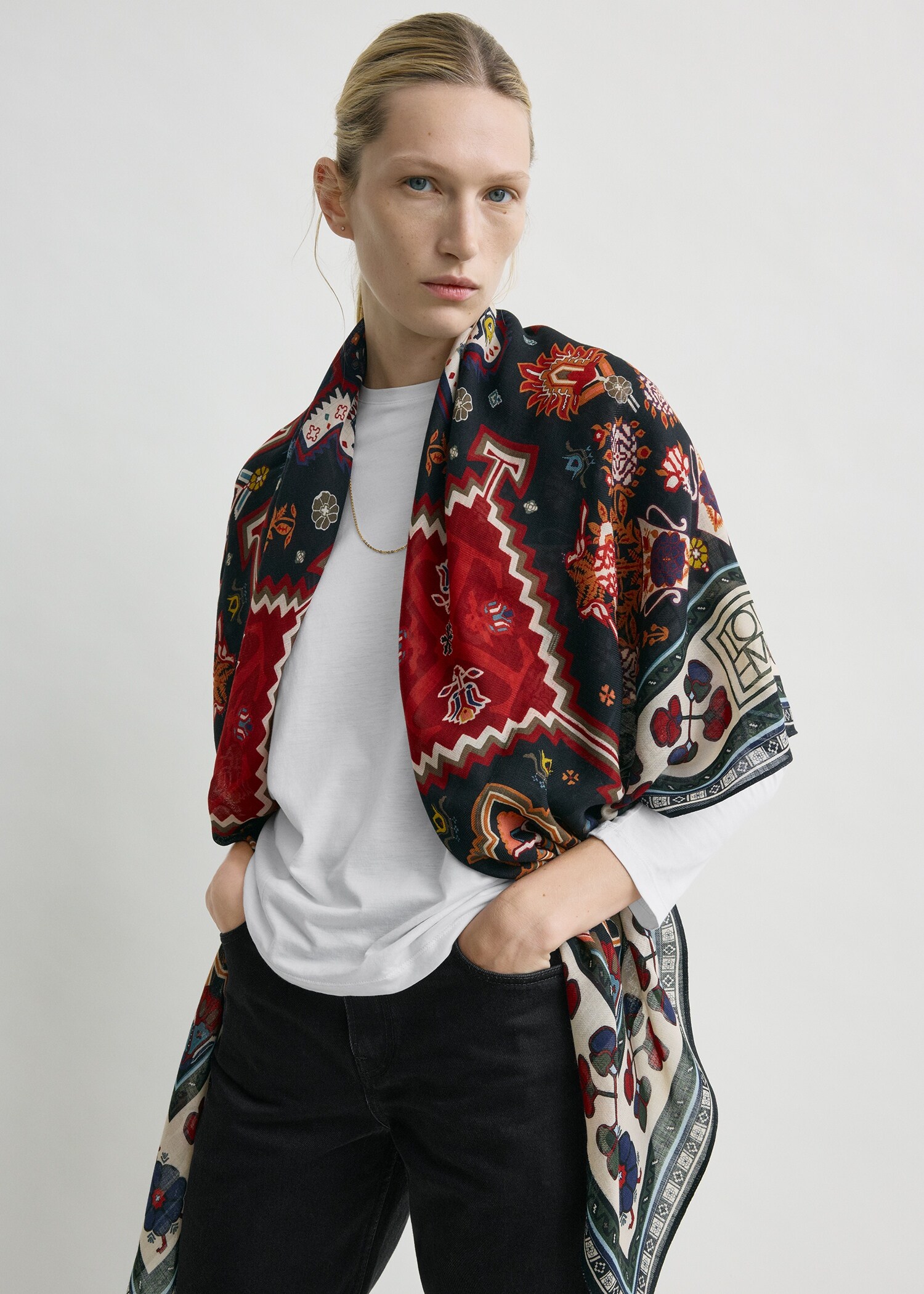 TOTEME 윈터 블랭킷 스카프 네이비/레드의 네이비/레드컬러 4번쨰 이미지입니다.