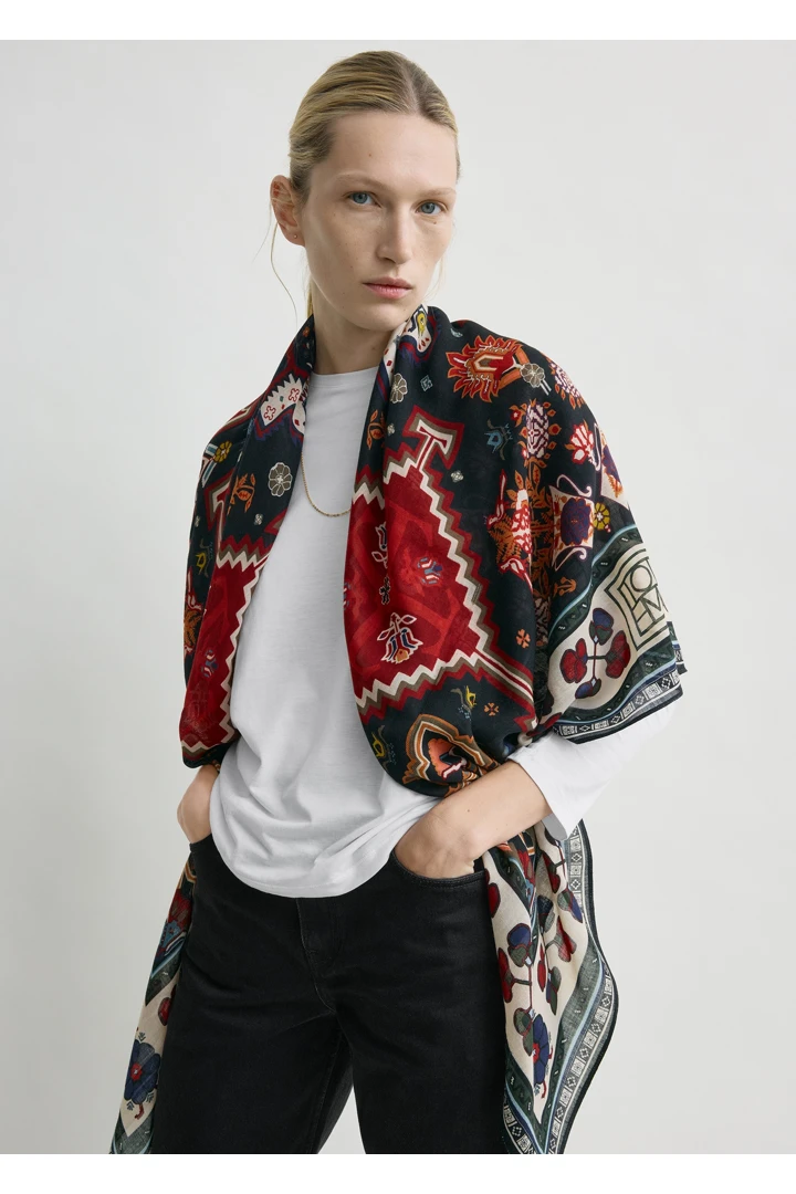 TOTEME 윈터 블랭킷 스카프 네이비/레드의 네이비/레드컬러 4번쨰 이미지입니다.