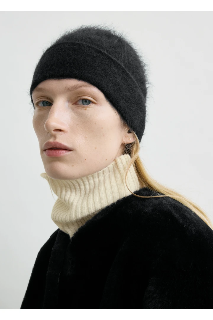 TOTEME 브러시드 캐시미어 비니 블랙의 블랙컬러 1번쨰 이미지입니다.