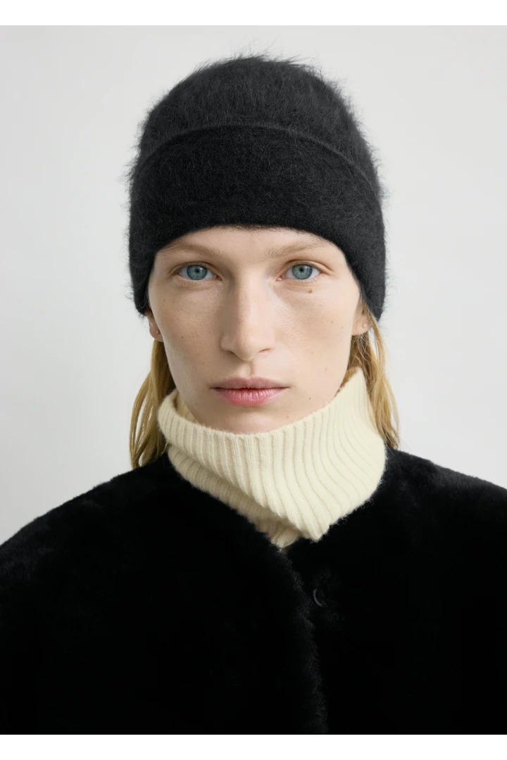 TOTEME 브러시드 캐시미어 비니 블랙의 블랙컬러 2번쨰 이미지입니다.