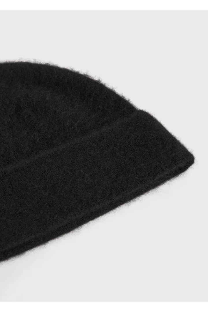 TOTEME 브러시드 캐시미어 비니 블랙의 블랙컬러 3번쨰 이미지입니다.