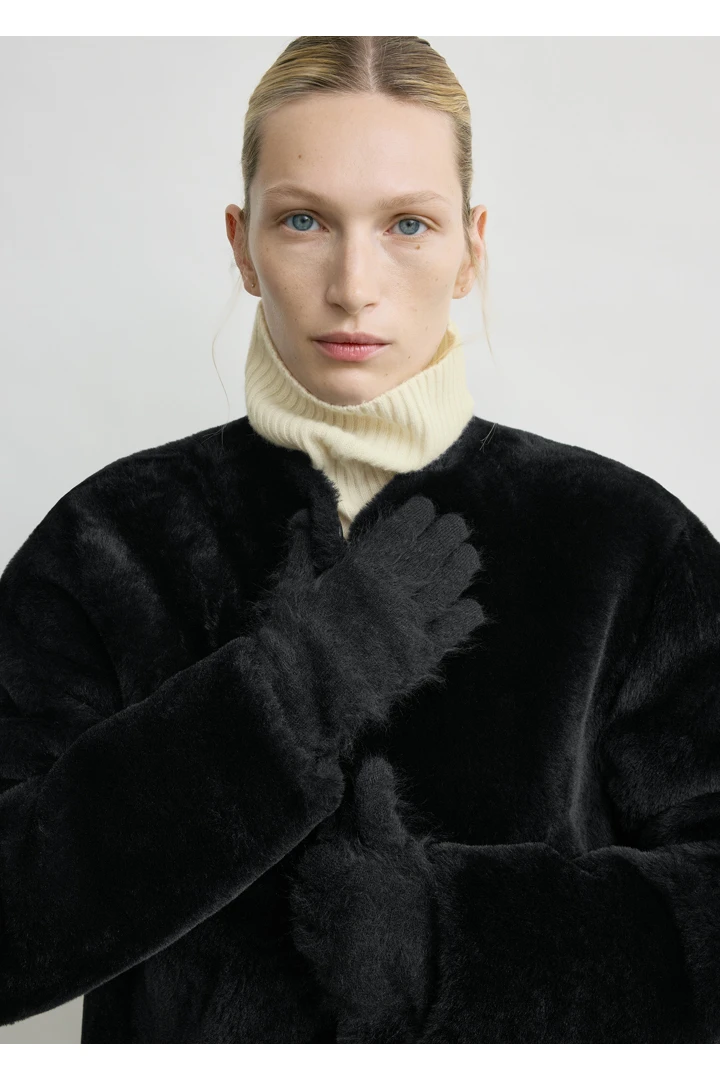 TOTEME 브러시드 캐시미어 글러브스 블랙의 블랙컬러 1번쨰 이미지입니다.