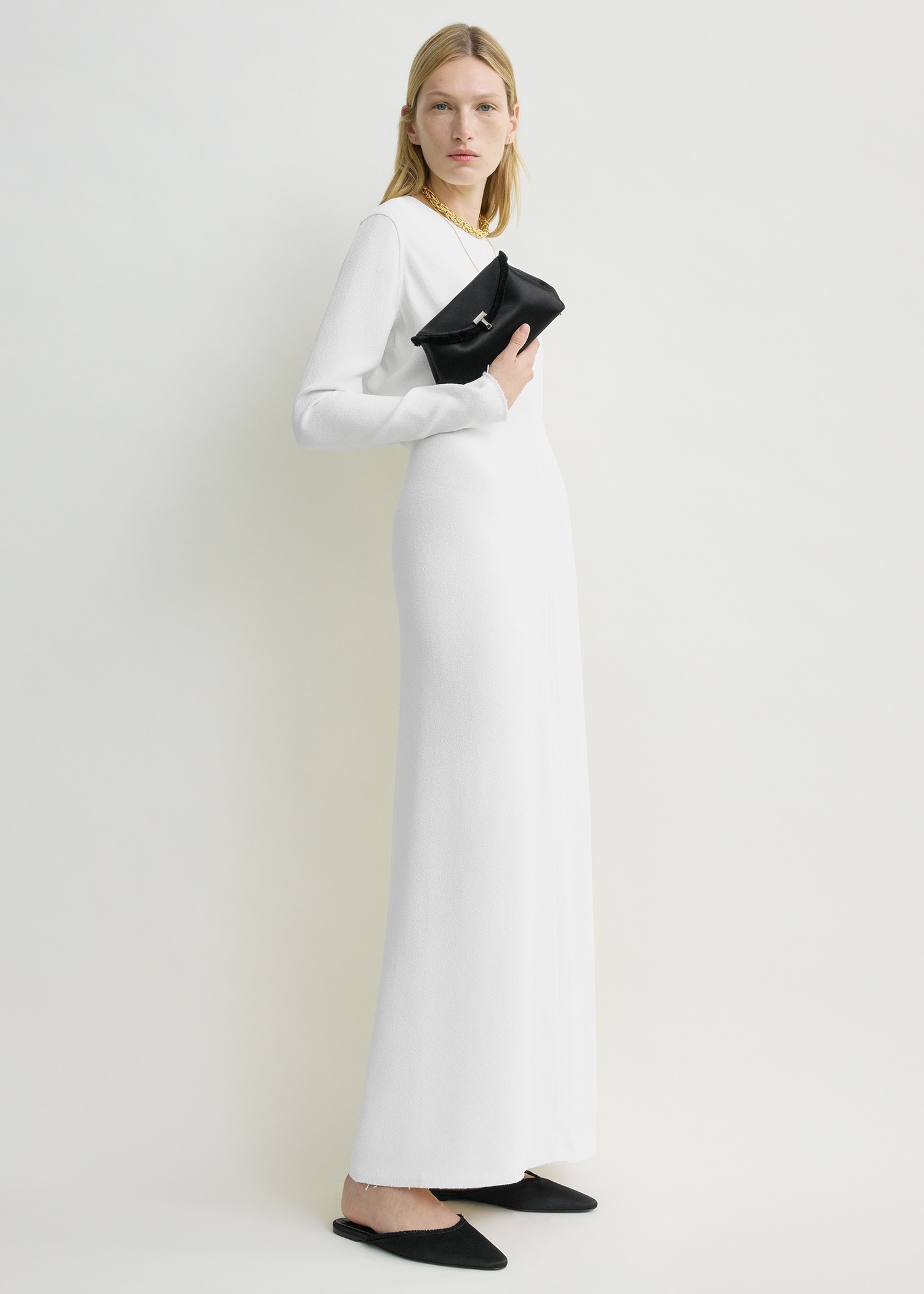 TOTEME 미니 티-락 프레이드 새틴 클러치 블랙의 블랙컬러 1번쨰 이미지입니다.