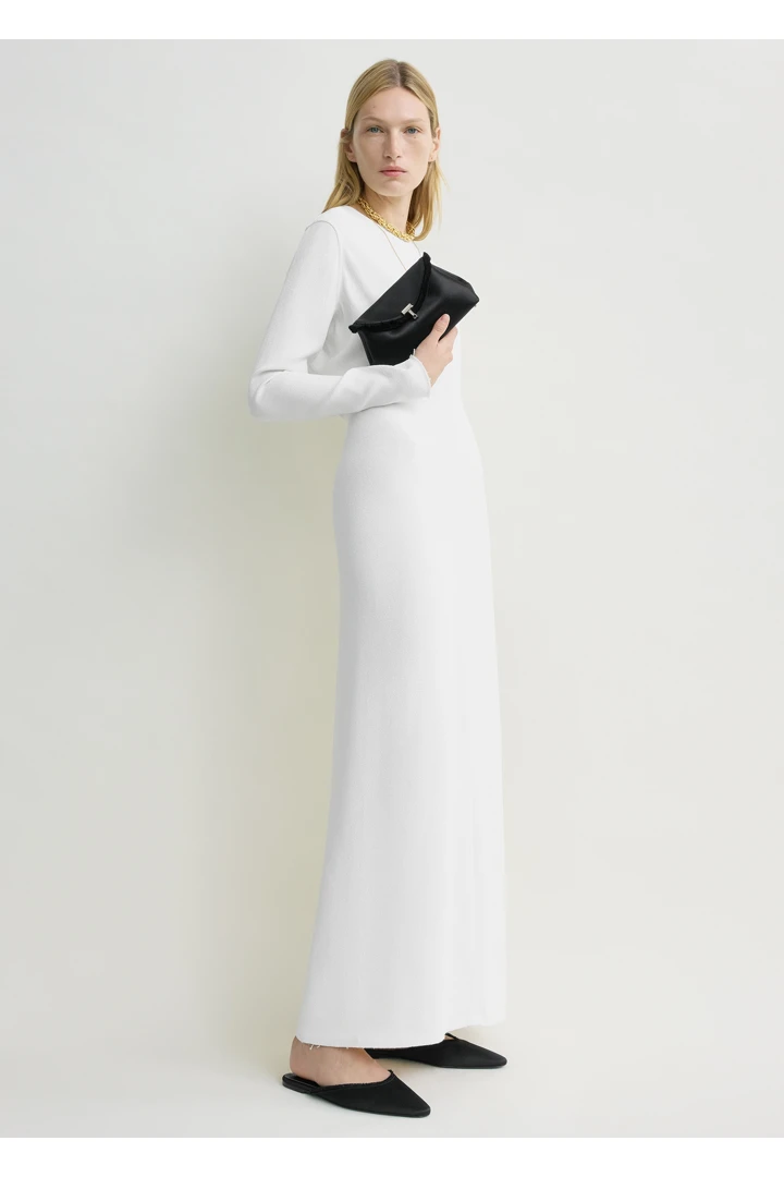 TOTEME 미니 티-락 프레이드 새틴 클러치 블랙의 블랙컬러 1번쨰 이미지입니다.