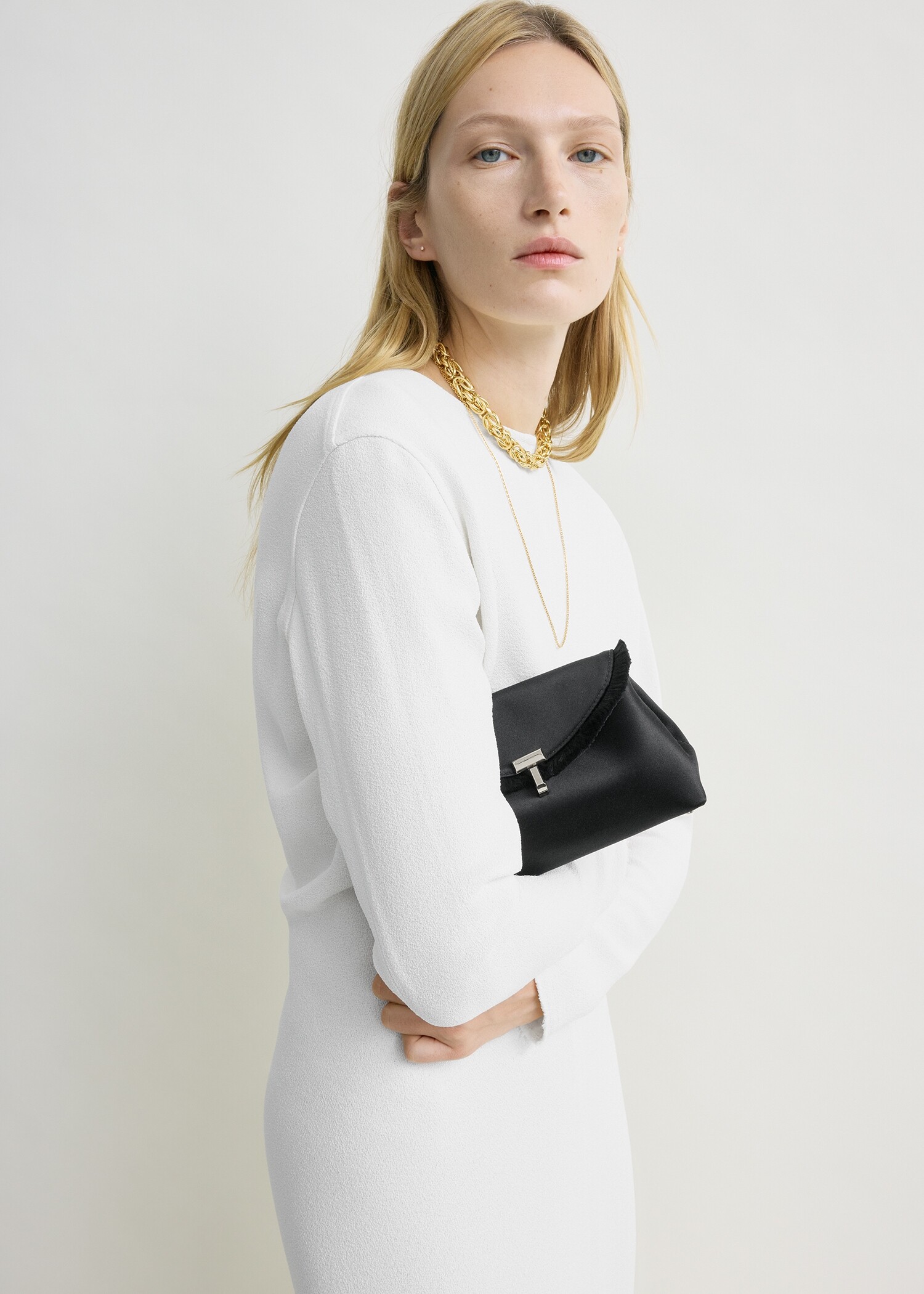 TOTEME 미니 티-락 프레이드 새틴 클러치 블랙의 블랙컬러 2번쨰 이미지입니다.