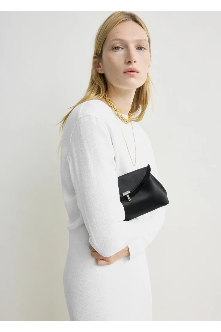 TOTEME 미니 티-락 프레이드 새틴 클러치 블랙의 블랙컬러 2번쨰 이미지입니다.