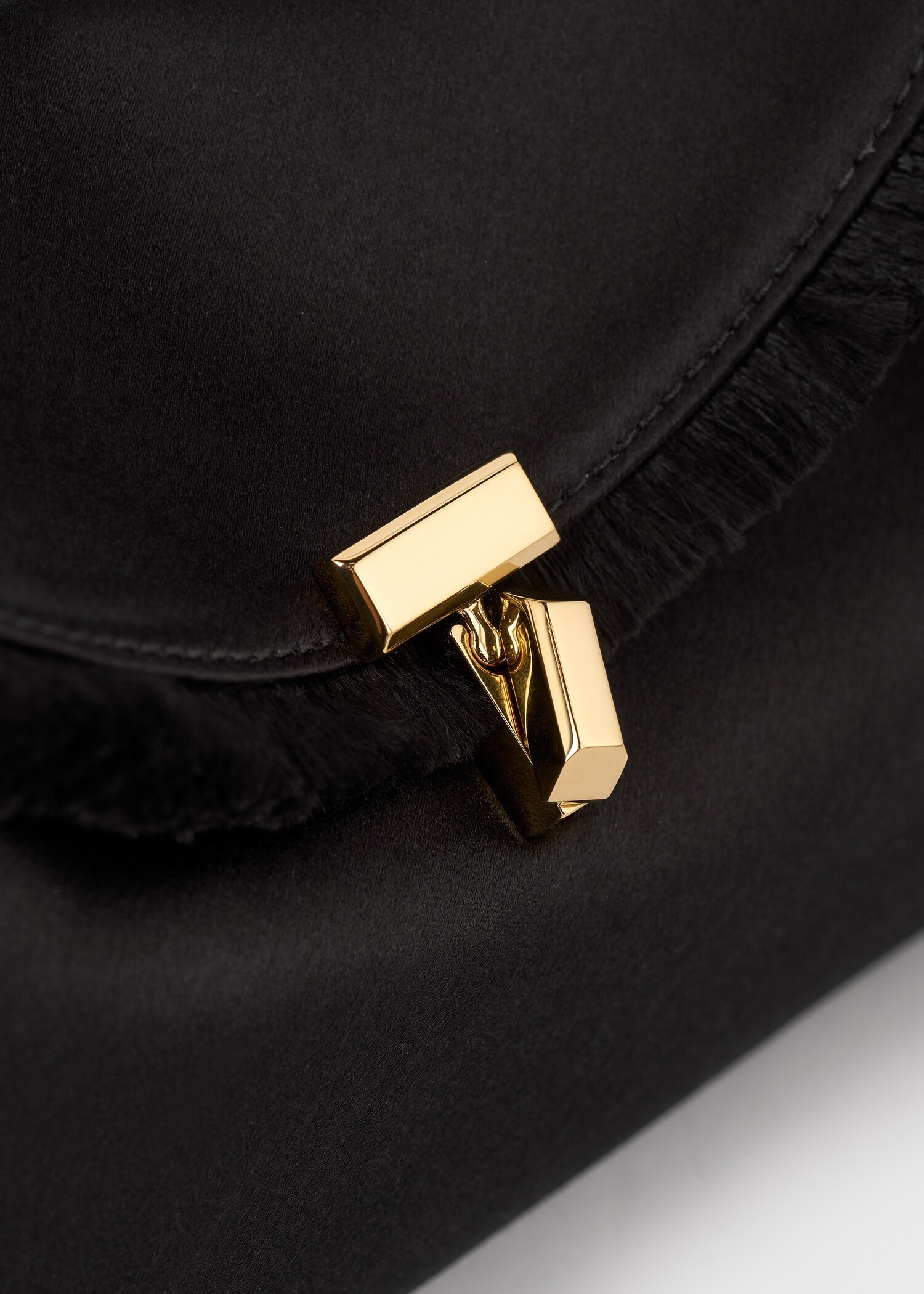 TOTEME 미니 티-락 프레이드 새틴 클러치 블랙의 블랙컬러 3번쨰 이미지입니다.