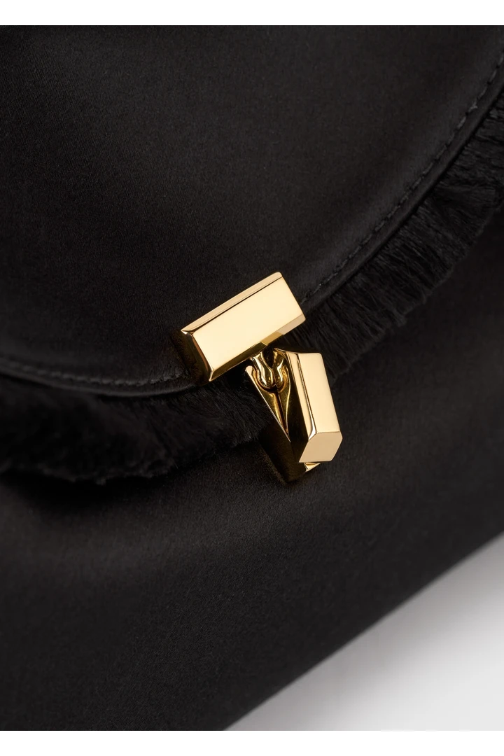 TOTEME 미니 티-락 프레이드 새틴 클러치 블랙의 블랙컬러 3번쨰 이미지입니다.