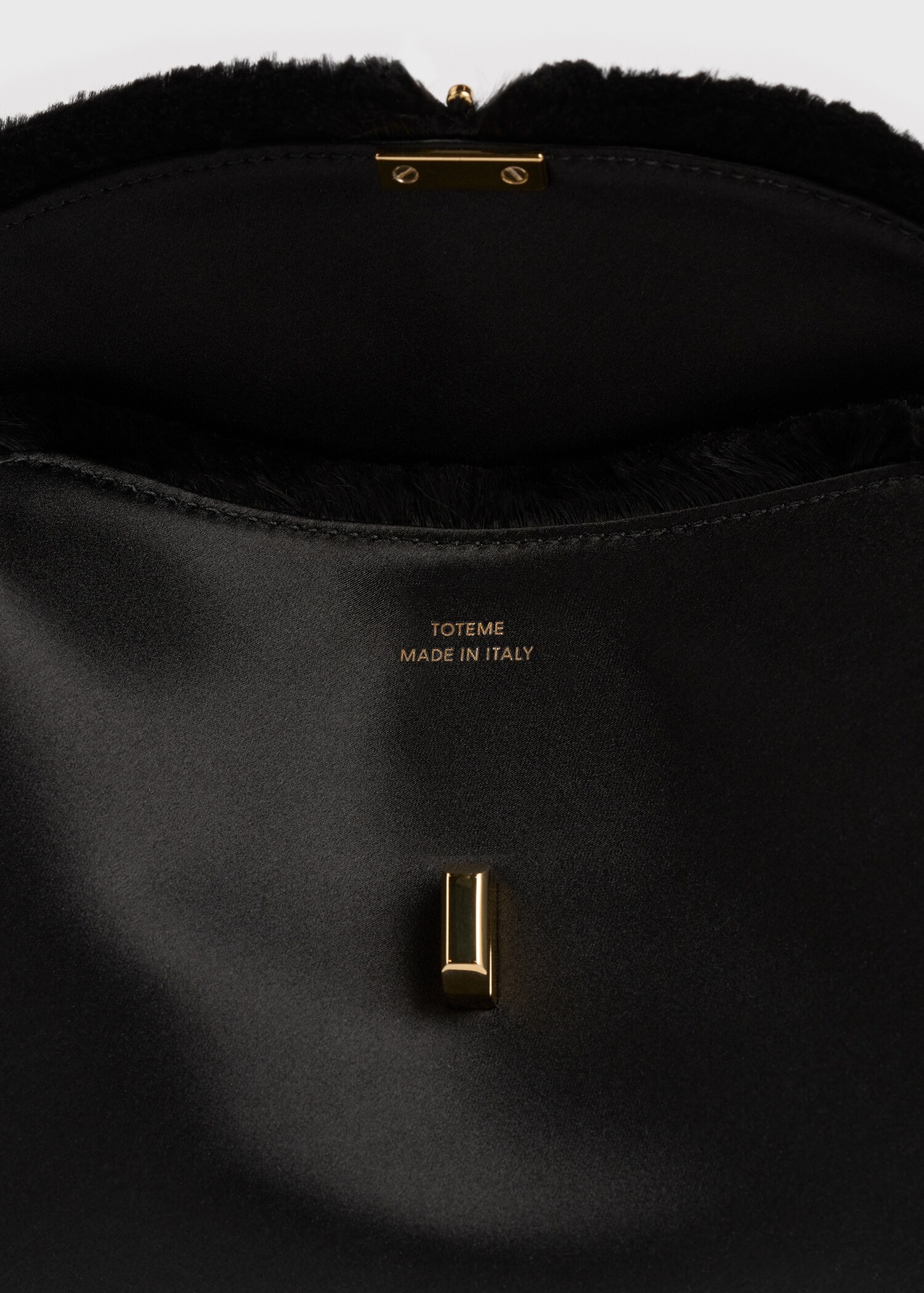 TOTEME 미니 티-락 프레이드 새틴 클러치 블랙의 블랙컬러 4번쨰 이미지입니다.