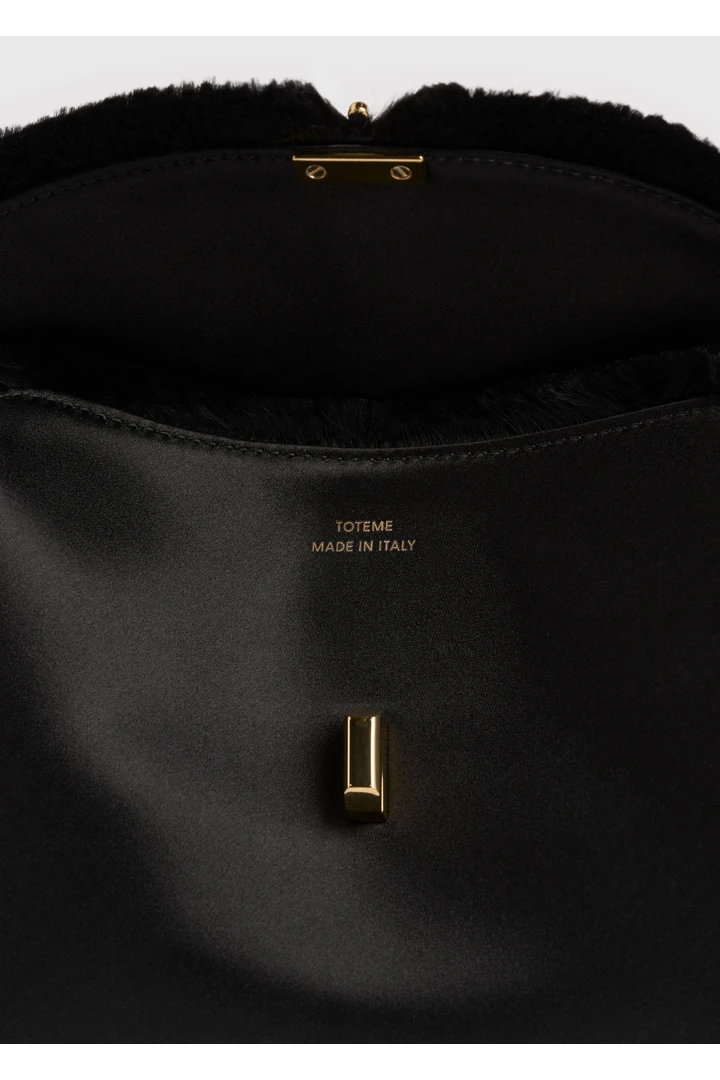 TOTEME 미니 티-락 프레이드 새틴 클러치 블랙의 블랙컬러 4번쨰 이미지입니다.