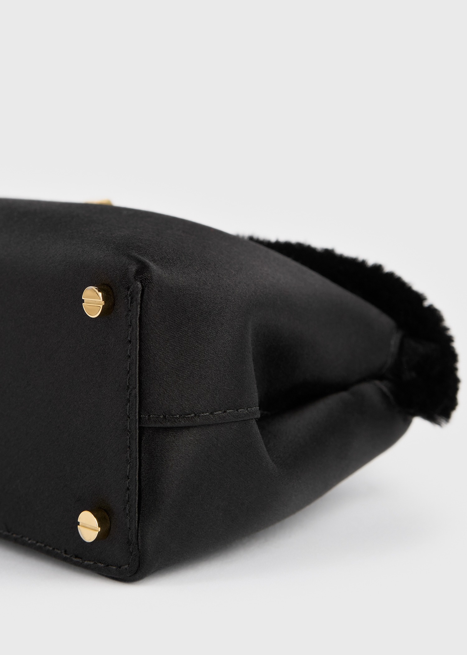 TOTEME 미니 티-락 프레이드 새틴 클러치 블랙의 블랙컬러 5번쨰 이미지입니다.