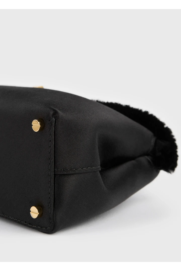 TOTEME 미니 티-락 프레이드 새틴 클러치 블랙의 블랙컬러 5번쨰 이미지입니다.