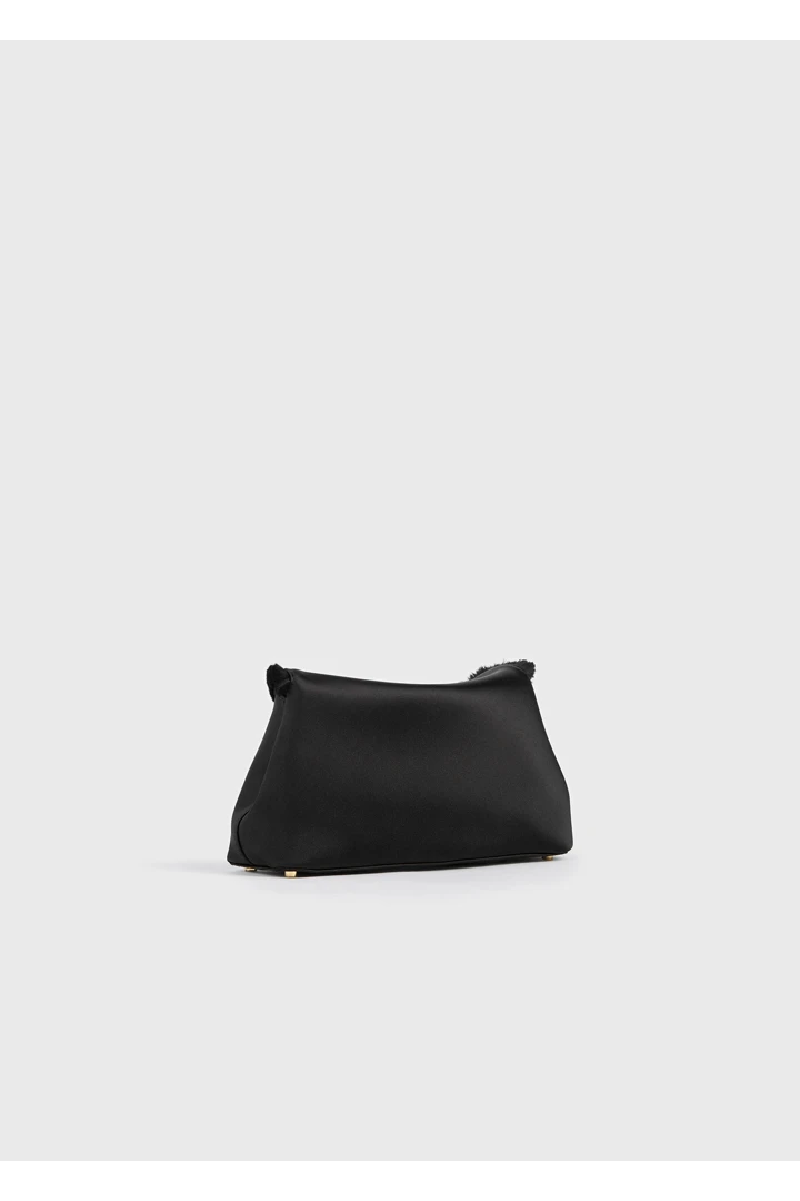 TOTEME 미니 티-락 프레이드 새틴 클러치 블랙의 블랙컬러 6번쨰 이미지입니다.