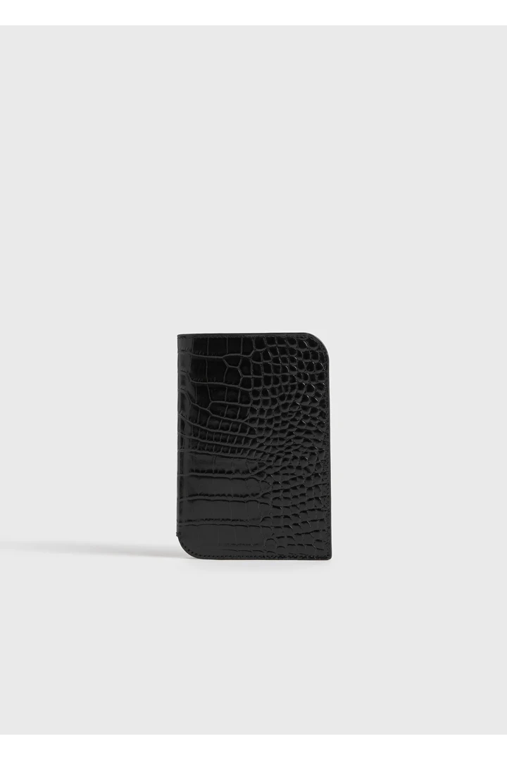 TOTEME 크로커 엠보스드 패스포트 홀더 블랙의 블랙컬러 0번쨰 이미지입니다.