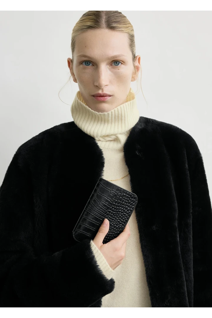 TOTEME 크로커 엠보스드 패스포트 홀더 블랙의 블랙컬러 1번쨰 이미지입니다.