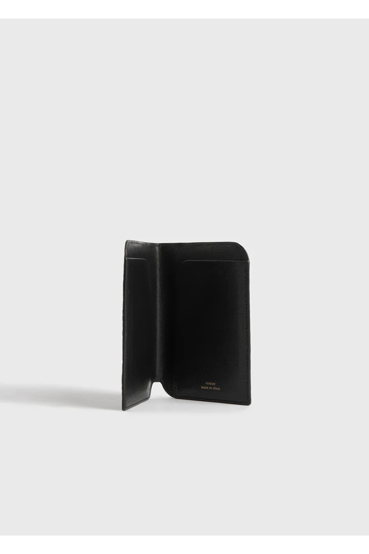 TOTEME 크로커 엠보스드 패스포트 홀더 블랙의 블랙컬러 3번쨰 이미지입니다.