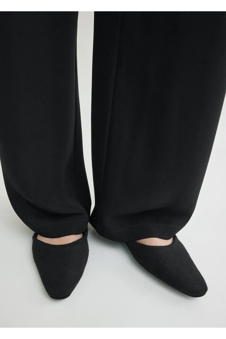 TOTEME 울 캐시미어 라운지 슬리퍼 블랙의 블랙컬러 1번쨰 이미지입니다.