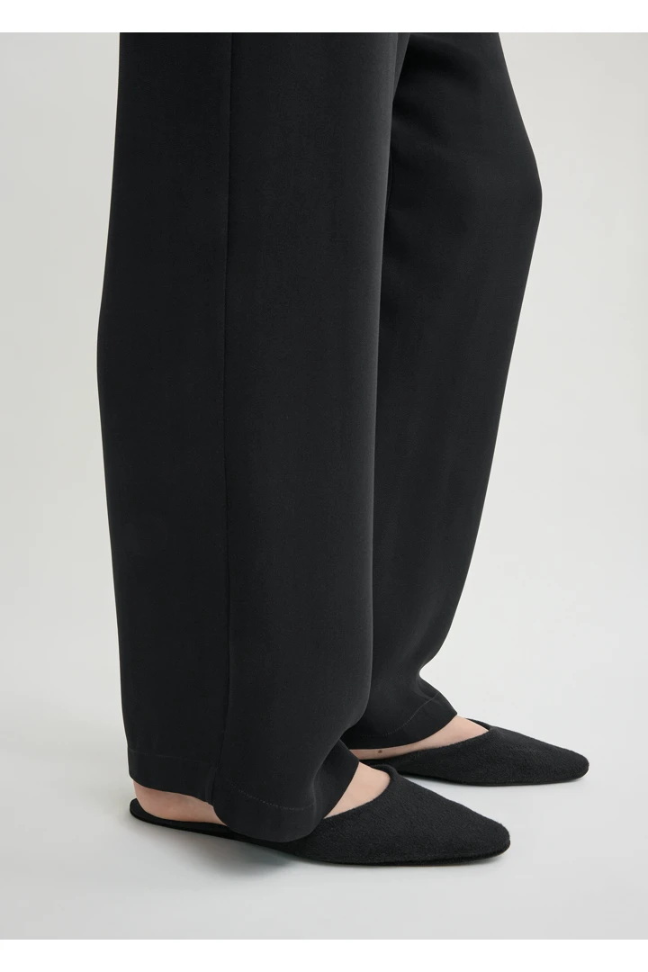 TOTEME 울 캐시미어 라운지 슬리퍼 블랙의 블랙컬러 2번쨰 이미지입니다.