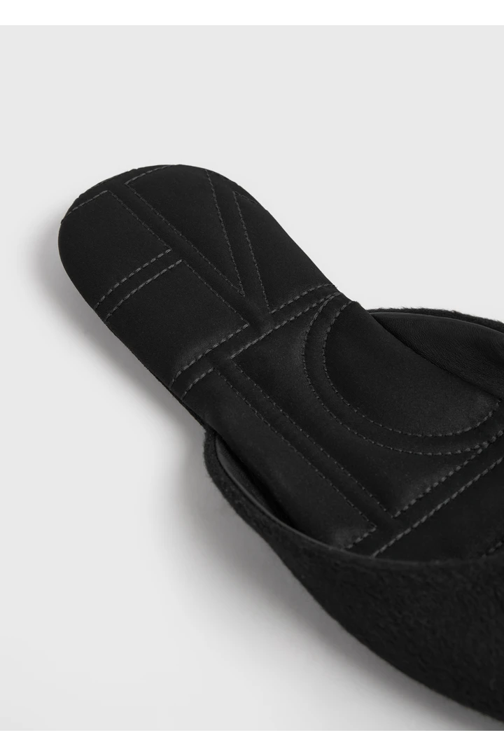 TOTEME 울 캐시미어 라운지 슬리퍼 블랙의 블랙컬러 4번쨰 이미지입니다.