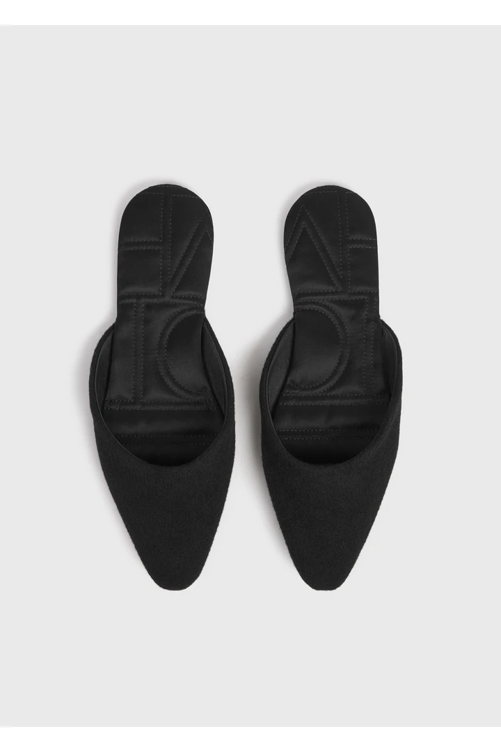 TOTEME 울 캐시미어 라운지 슬리퍼 블랙의 블랙컬러 6번쨰 이미지입니다.