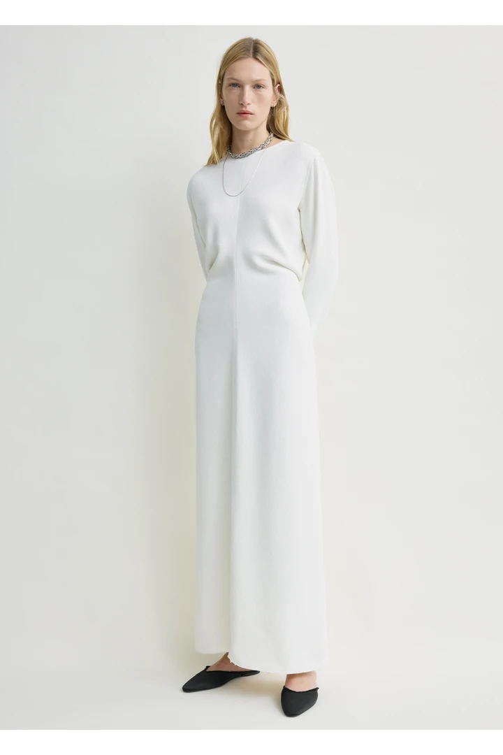 TOTEME 롱 슬리브 슬라우치 웨이스트 드레스 마카다미아의 마카다미아컬러 1번쨰 이미지입니다.