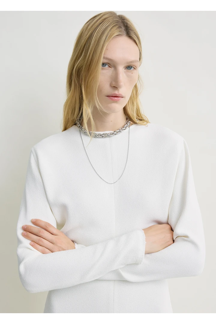 TOTEME 롱 슬리브 슬라우치 웨이스트 드레스 마카다미아의 마카다미아컬러 3번쨰 이미지입니다.